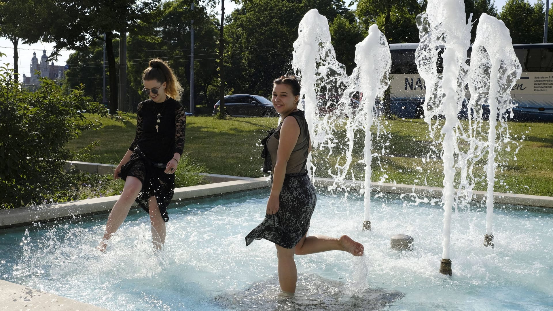 Zwei Frauen planschen im Springbrunnen am Leuschnerplatz in Leipzig (Archiv): Hier kann Abkühlung suchen, wer immer sich das traut. Zwei Frauen planschen im Springbrunnen am Leuschnerplatz in Leipzig (Archiv): Hier kann Abkühlung suchen, wer immer sich das traut.