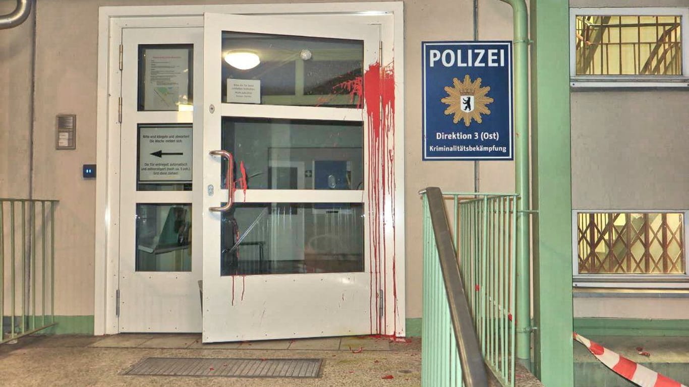 Das angegriffene Polizeigebäude: Auch ein Nebeltopf wurde gezündet.
