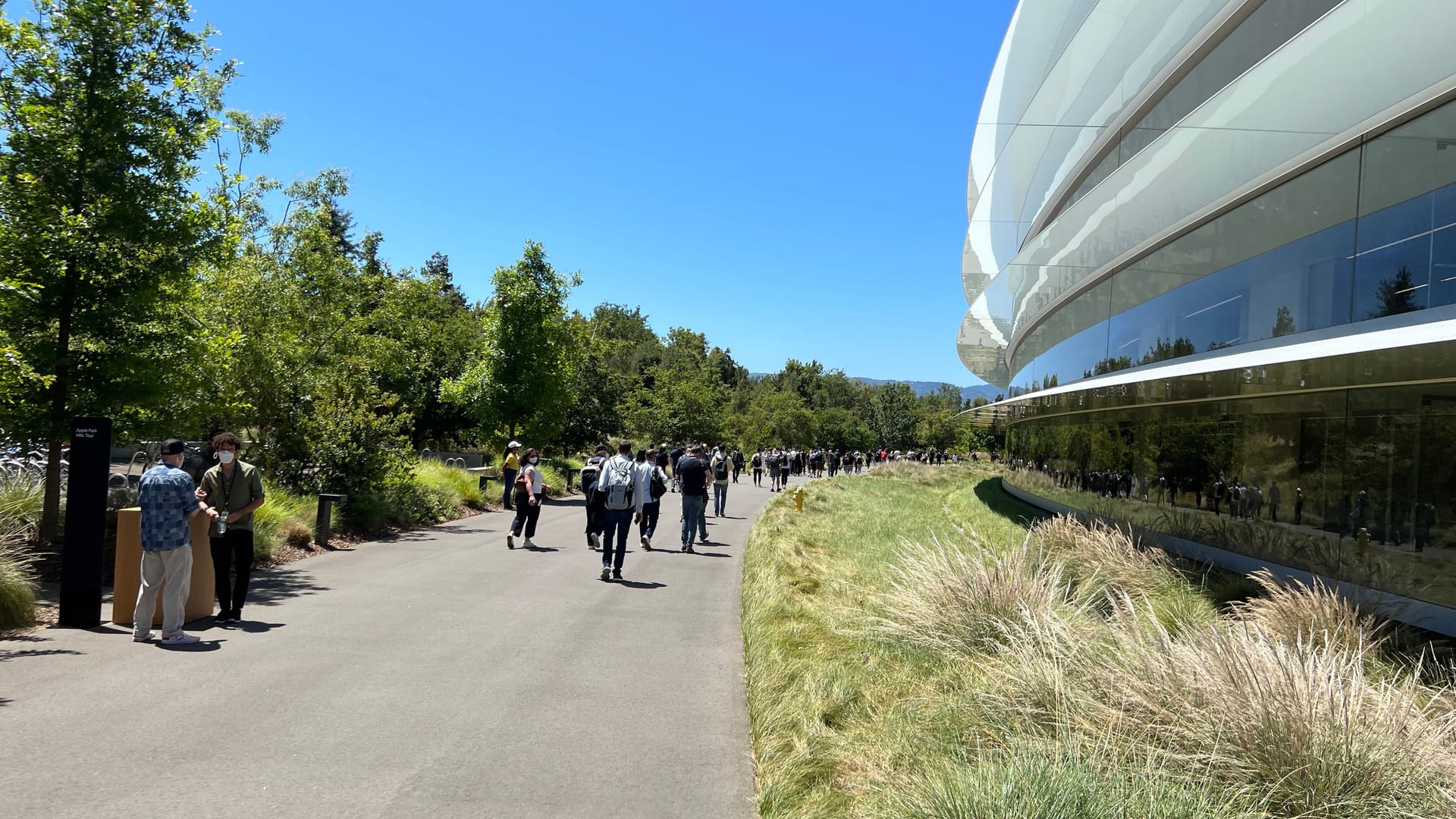 Nach der Präsentation führte der Weg dann eine kleine Anhöhe hoch zum Steve Jobs Theatre.