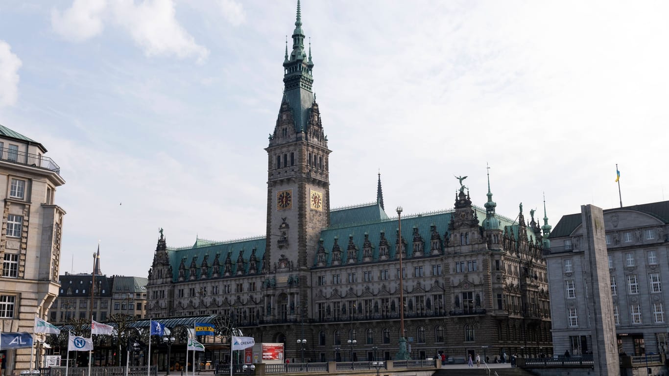 Beratungen des rot-grünen Senats zum Doppelhaushalt 2023/2024 im Hamburger Rathaus (Archivbild): Laut Steuerzahlerbund könnten die Mittel auch zur Schuldentilgung genutzt werden.