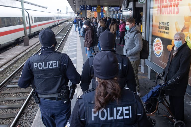 Polizisten am Bahnhof in Hannover (Archivbild): Die Diebin schlug bei einem kurzen ICE-Halt zu.