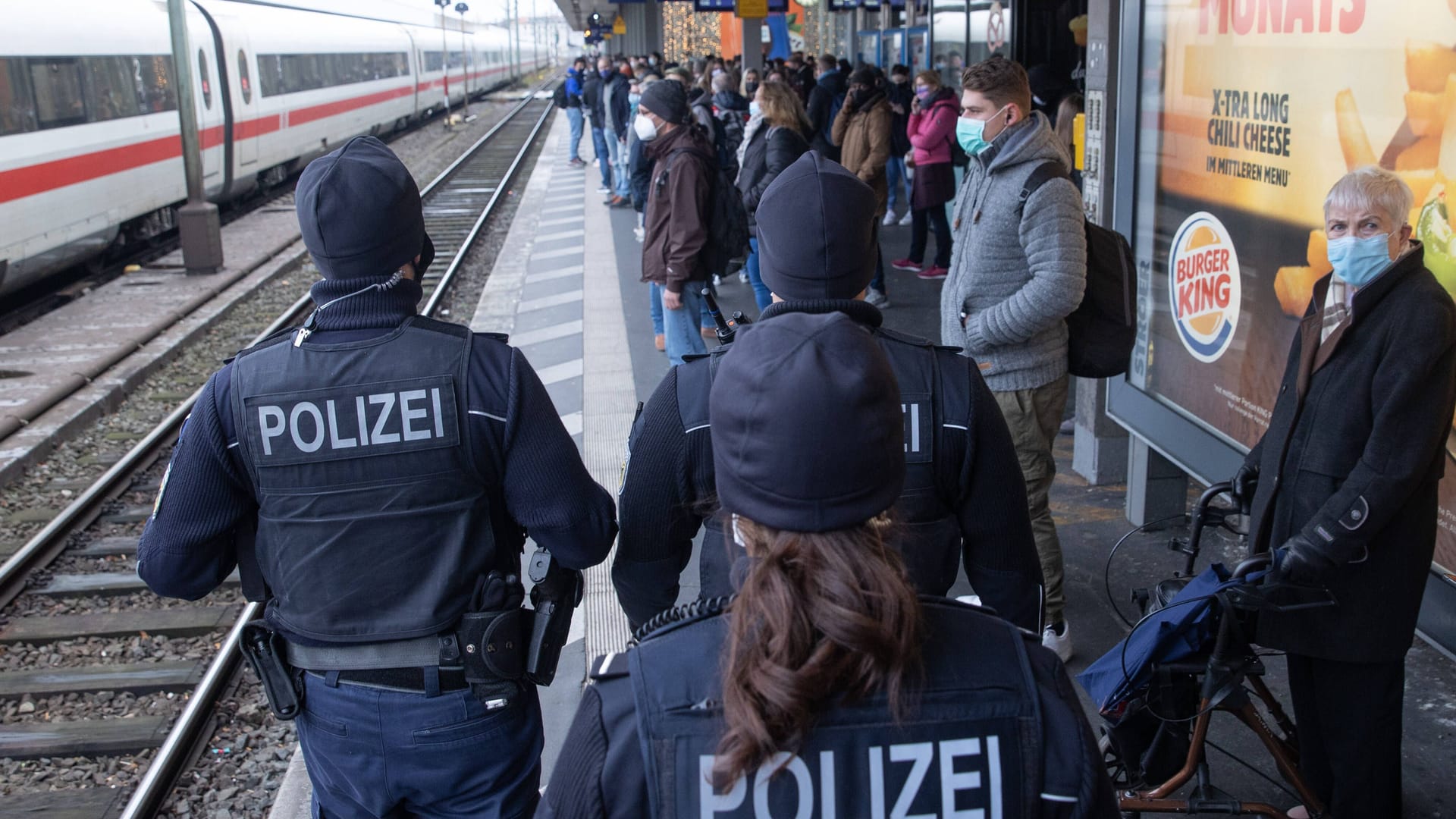 Polizisten am Bahnhof in Hannover (Archivbild): Die Diebin schlug bei einem kurzen ICE-Halt zu. Polizisten am Bahnhof in Hannover (Archivbild): Die Diebin schlug bei einem kurzen ICE-Halt zu.