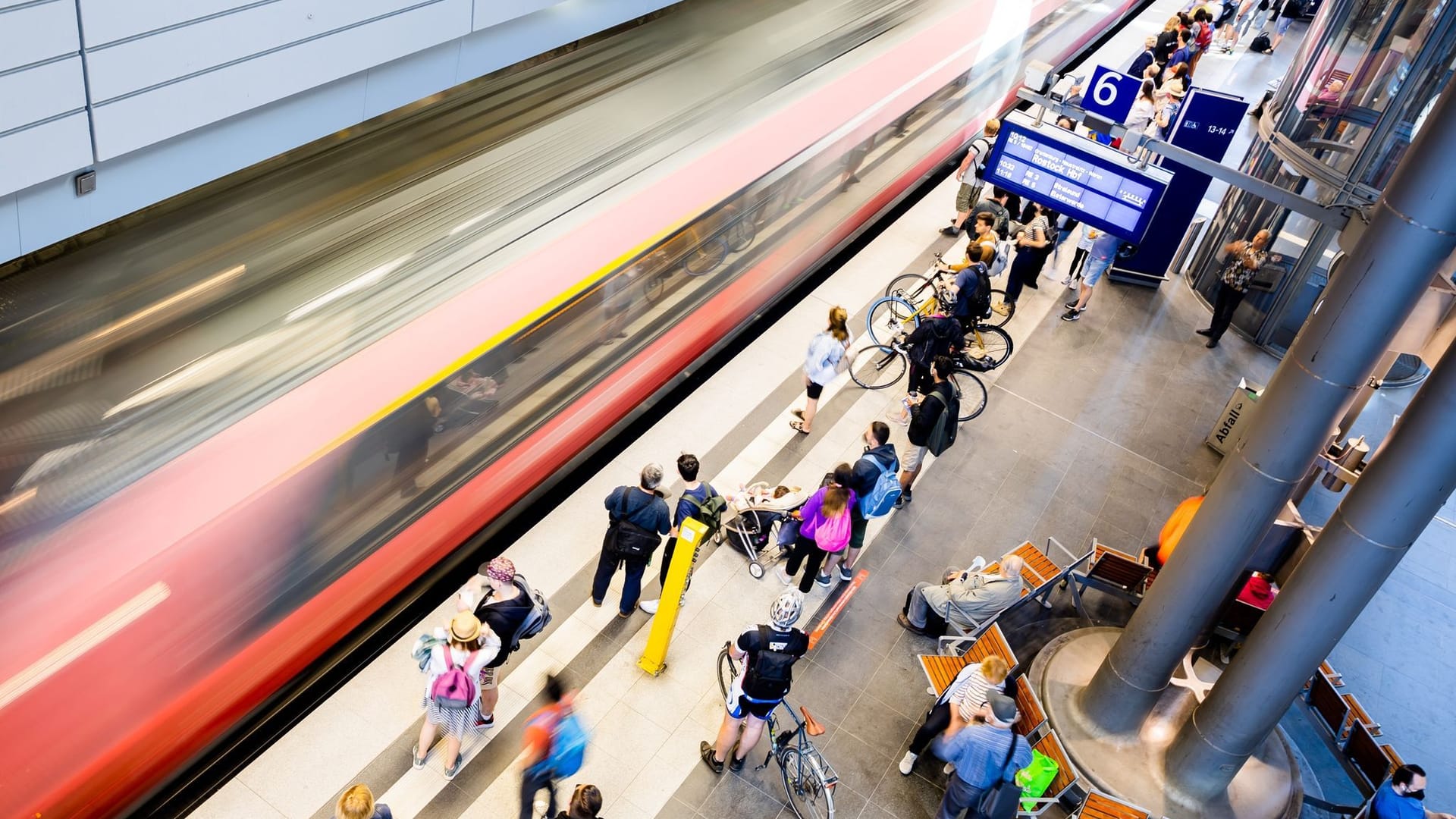 Pfingstreiseverkehr - Berlin Hauptbahnhof