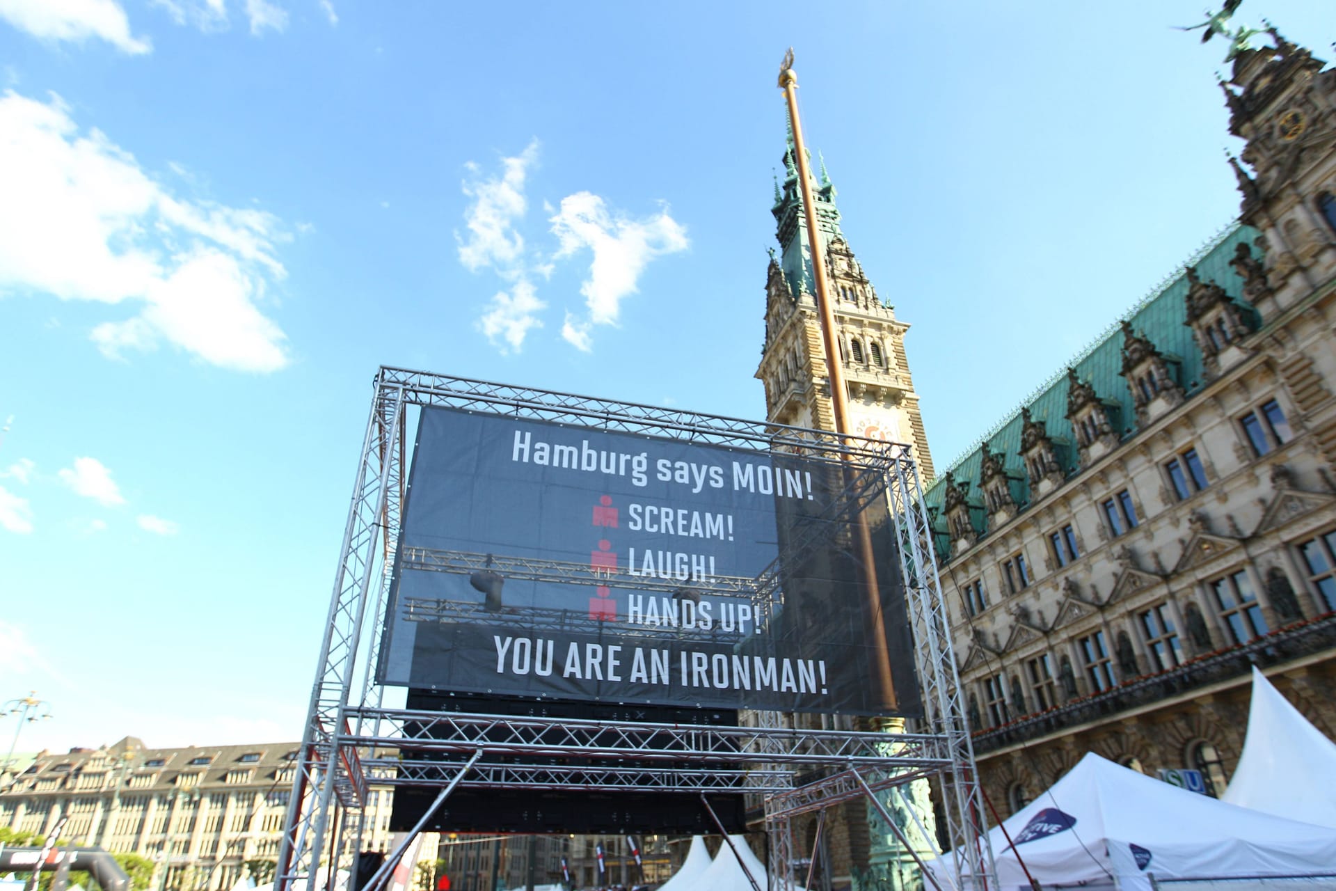 Ziel vom Ironman Hamburg 2022 (Archivbild): Auch dieses Jahr endet der Triathlon am Rathausmarkt.