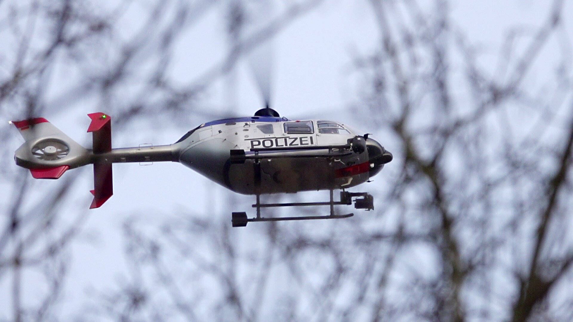 Polizeihubschrauber (Symbolbild): Der Fall bleibt auch nach einer großen Suchaktion mysteriös.