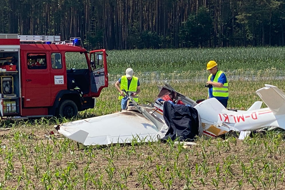 Im Landkreis Roth in Mittelfranken sind am Sonntag Vater und Sohn in einem Ultraleichtflugzeug abgestürzt.