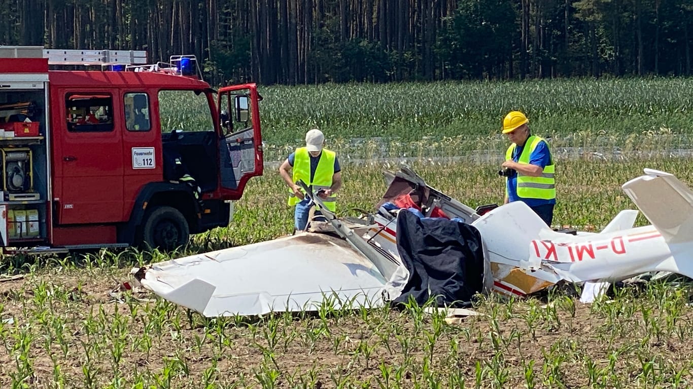 Im Landkreis Roth in Mittelfranken sind am Sonntag Vater und Sohn in einem Ultraleichtflugzeug abgestürzt.