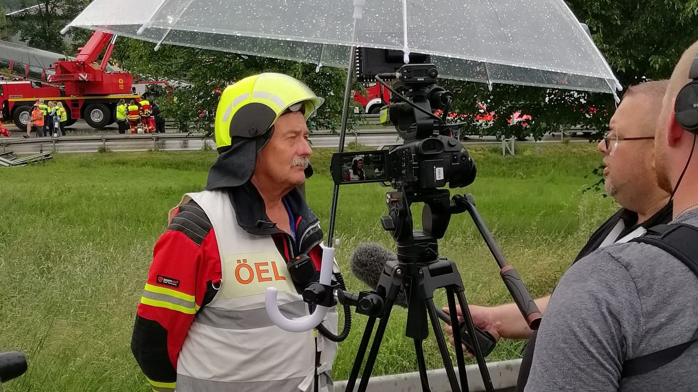 Kreisbrandinspektor Herbert Maurus im Gespräch mit Reportern am Unglücksort in Garmisch-Partenkirchen. Er berichtet unmittelbar vom Einsatz beim Zugunglück.