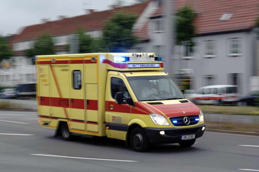 Ein Rettungswagen aus Bremen im Einsatz (Symbolfoto): Bei einem schweren Unfall ist ein Mann gestorben.
