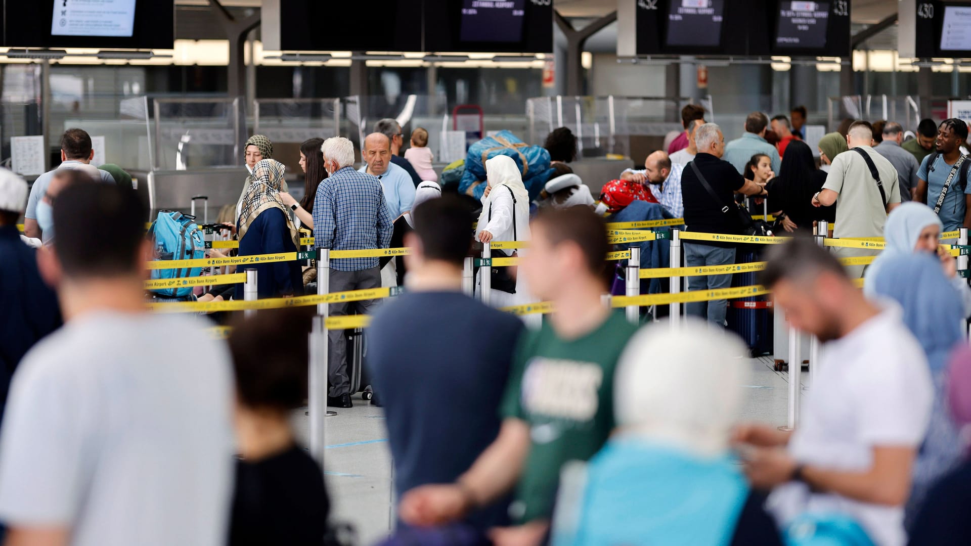 Lange Schlangen vor dem Check-In: Die Lage an den Flughäfen spitzt sich zu.