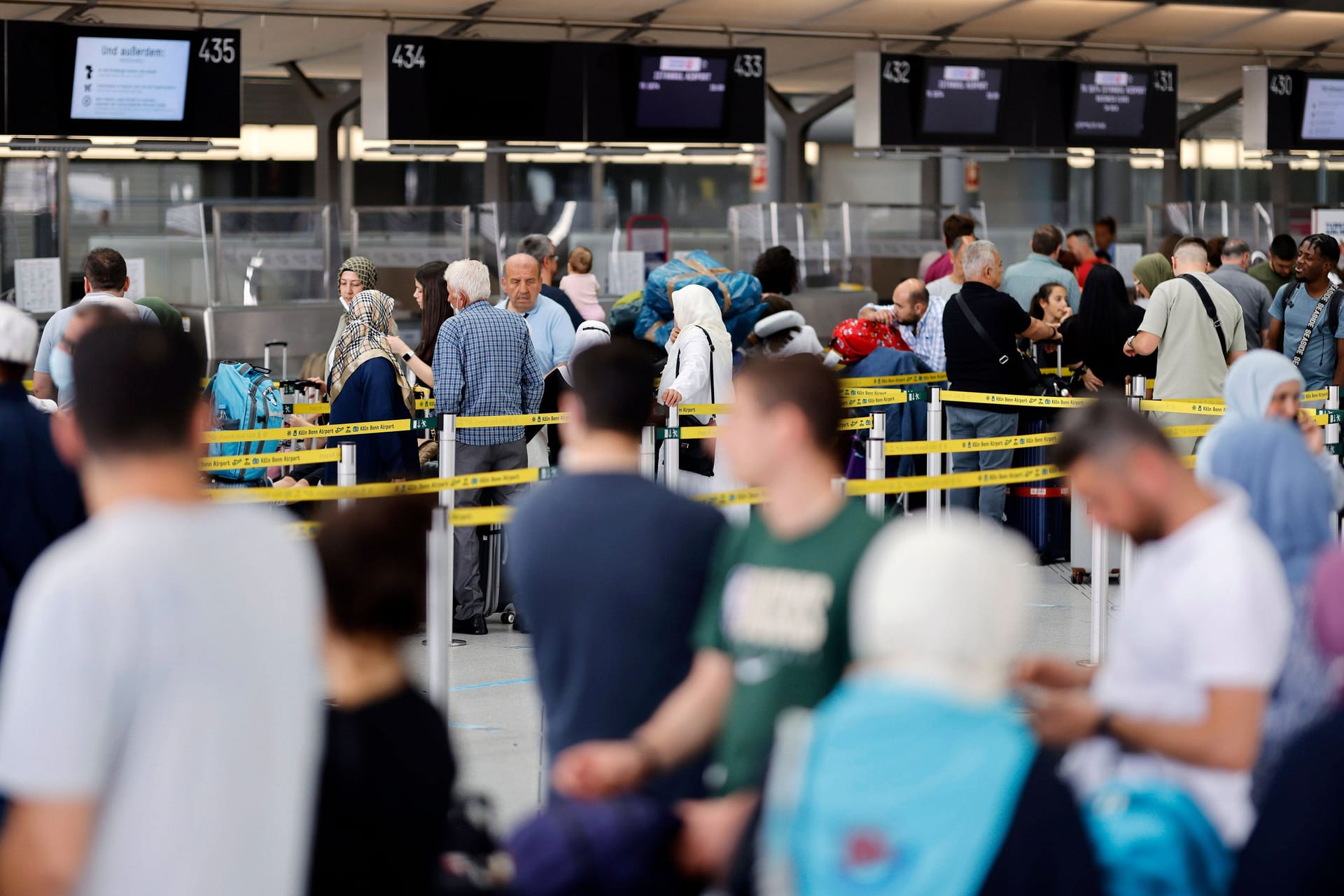 Lange Schlangen vor dem Check-In: Die Lage an den Flughäfen spitzt sich zu.