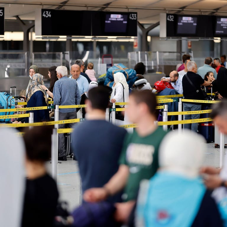 Lange Schlangen vor dem Check-In: Die Lage an den Flughäfen spitzt sich zu.