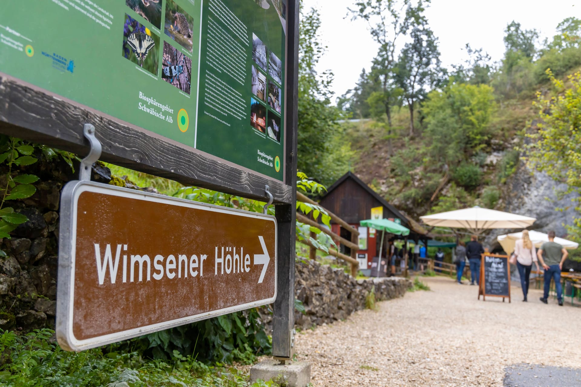 Ein Hinweisschild weist den Weg zur Wimsener Höhle: Bei gleichbleibend niedrigen Temperaturen bietet sie die ideale Fluchtmöglichkeit vor der erwarteten Hitze.