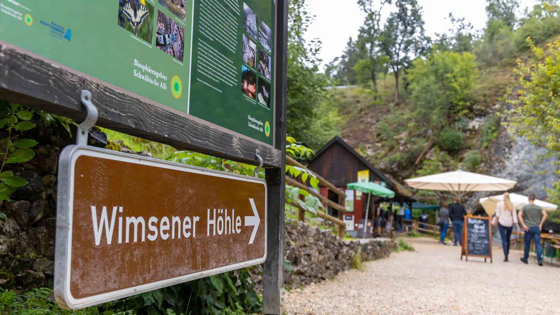 Ein Hinweisschild weist den Weg zur Wimsener Höhle: Bei gleichbleibend niedrigen Temperaturen bietet sie die ideale Fluchtmöglichkeit vor der erwarteten Hitze.