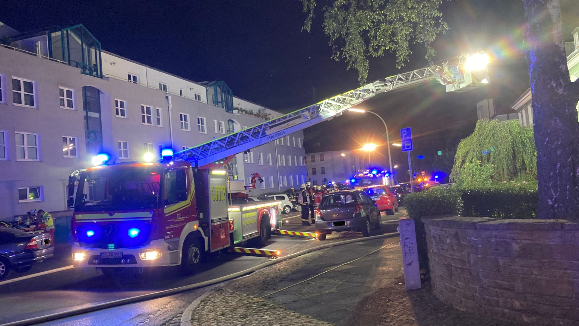Der Einsatzort: Die Polizei löschte das Feuer, für eine Person kam aber jede Hilfe zu spät. Der Einsatzort: Die Polizei löschte das Feuer, für eine Person kam aber jede Hilfe zu spät.