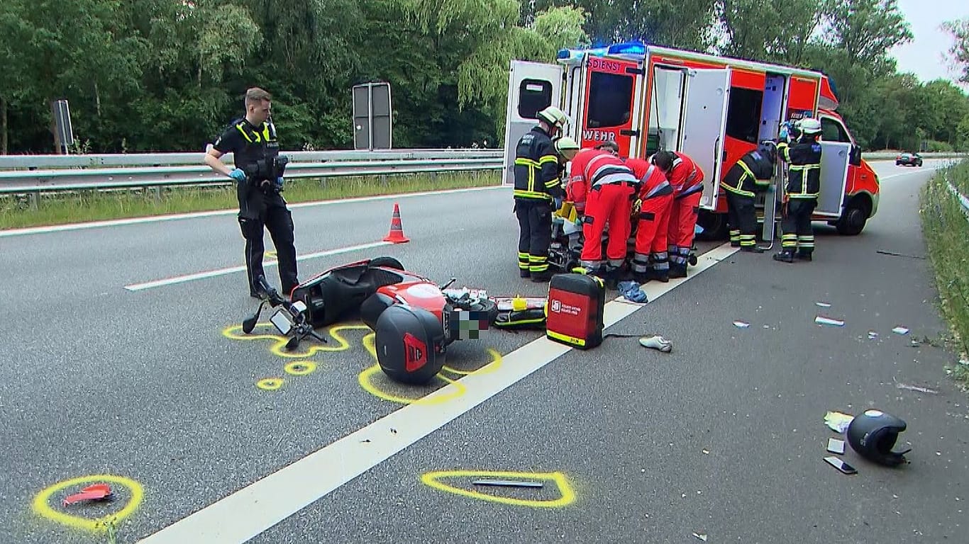 Ein verunfallter Roller liegt auf der Bundesstraße 5 bei Hamburg: Laut Feuerwehr war der Fahrer nicht ansprechbar.