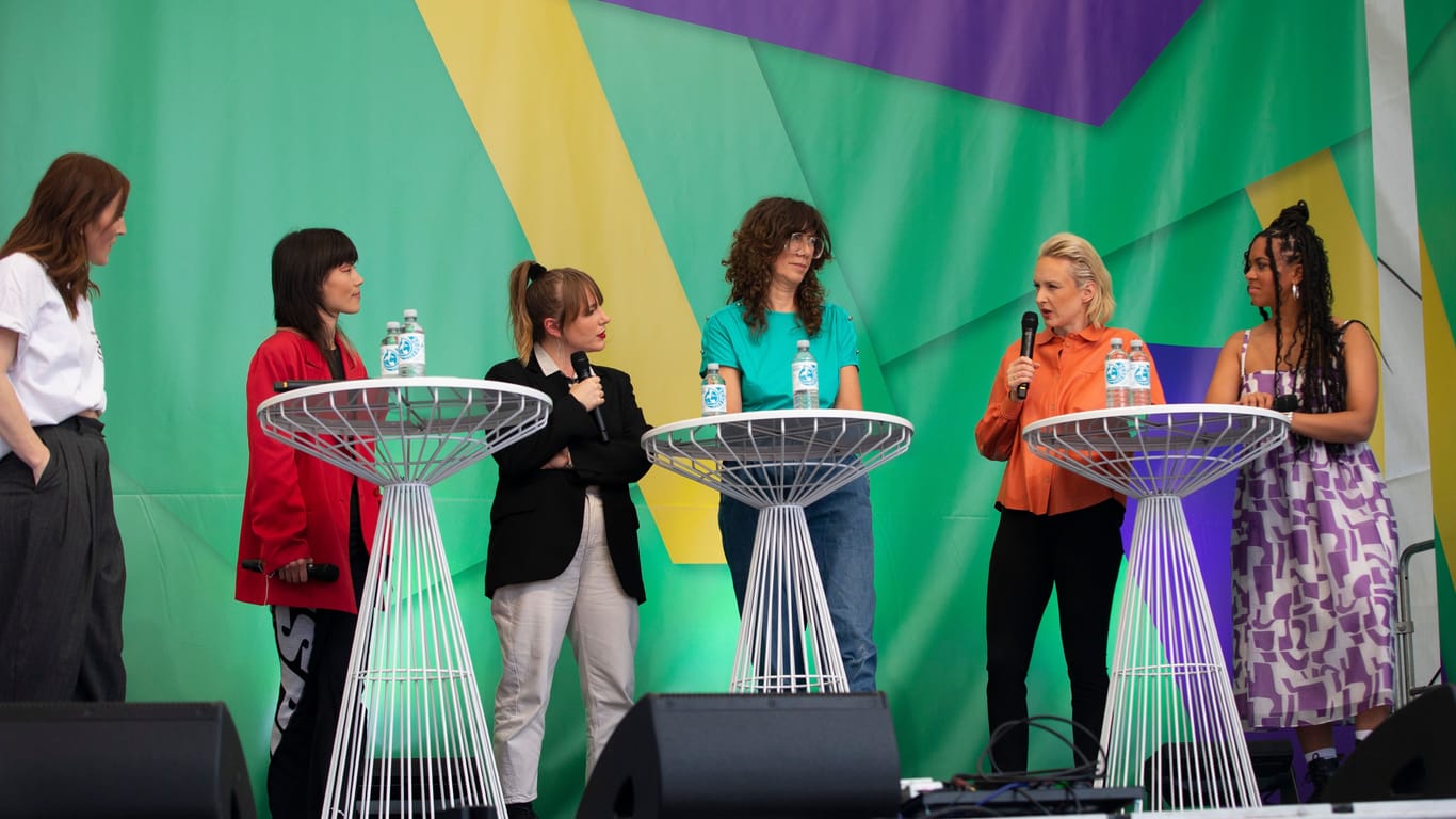 Jeannine Michaelsen (v.l.), Kuoko, Lùisa, Elke Kuhlen, Leslie Clio und Aminata Belli beim DCKS Festival in Köln: Sie fordern mehr Gleichberechtigung in der Unterhaltungsindustrie.