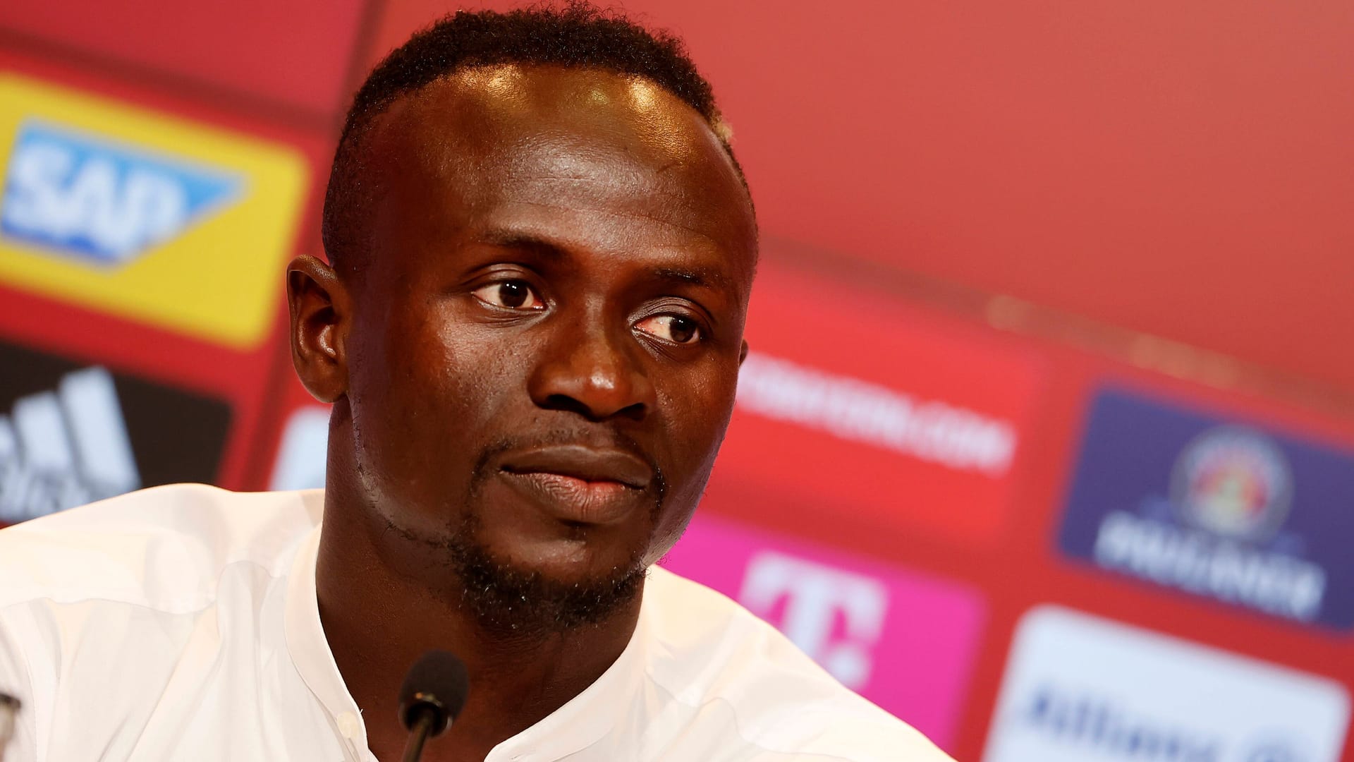 Sadio Mane auf der Pressekonferenz.