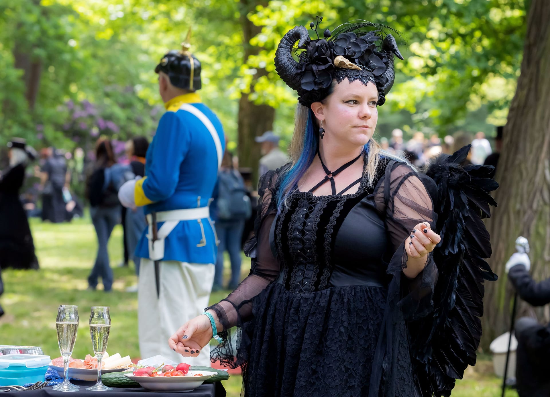 Besucherin des Wave-Gotik-Treffens 2022 in Leipzig: Mit dem "Viktorianischen Picknick" im Clara-Zetkin-Park wurde das größte Gothic-Treffen der Welt eröffnet.