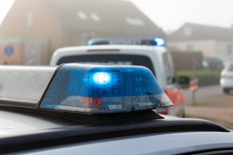 Ein Einsatzwagen der Polizei steht mit Blaulicht an einem Einsatzort (Symbolbild): Seit Freitag wird nach dem achtjährigen Joe aus Oldenburg gesucht.