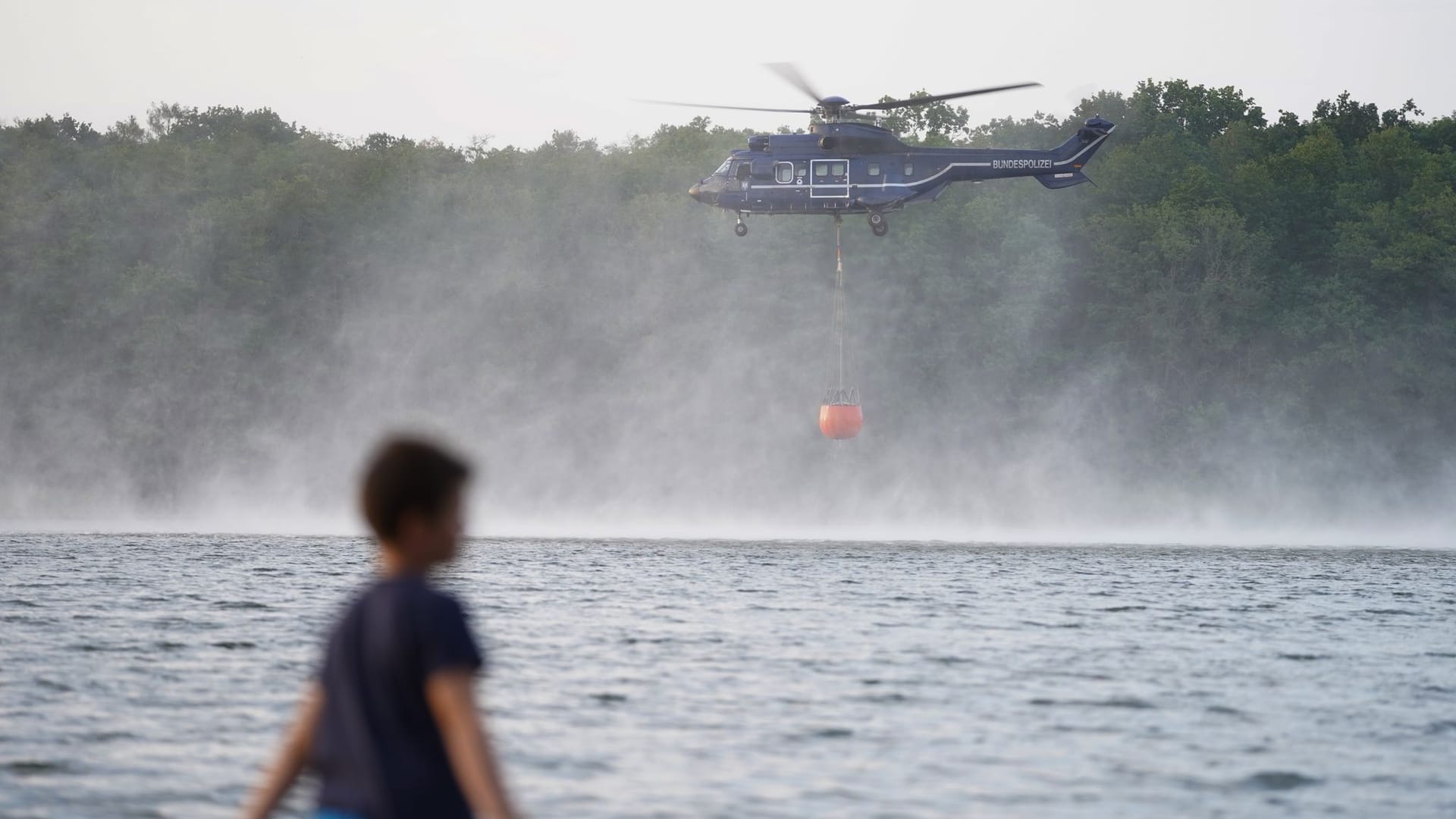 Hubschrauber im Löscheinsatz: Die Bundespolizei half unter anderem bei den Bränden in Treuenbrietzen und Beelitz.