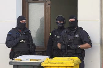 Polizisten in Leipzig-Connewitz: Die Razzia gegen mutmaßliche Mitglieder einer linken Gruppe begann in den frühen Morgenstunden.