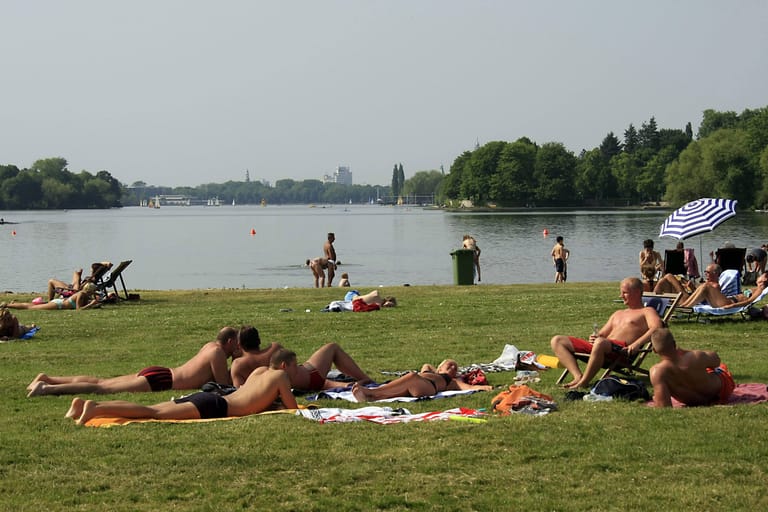 Sonnenanbeter am Strandbad am Maschsee in Hannover (Archivbild): Mit wenigen Ausnahmen gibt die Region Hannover grünes Licht für den Badespaß.