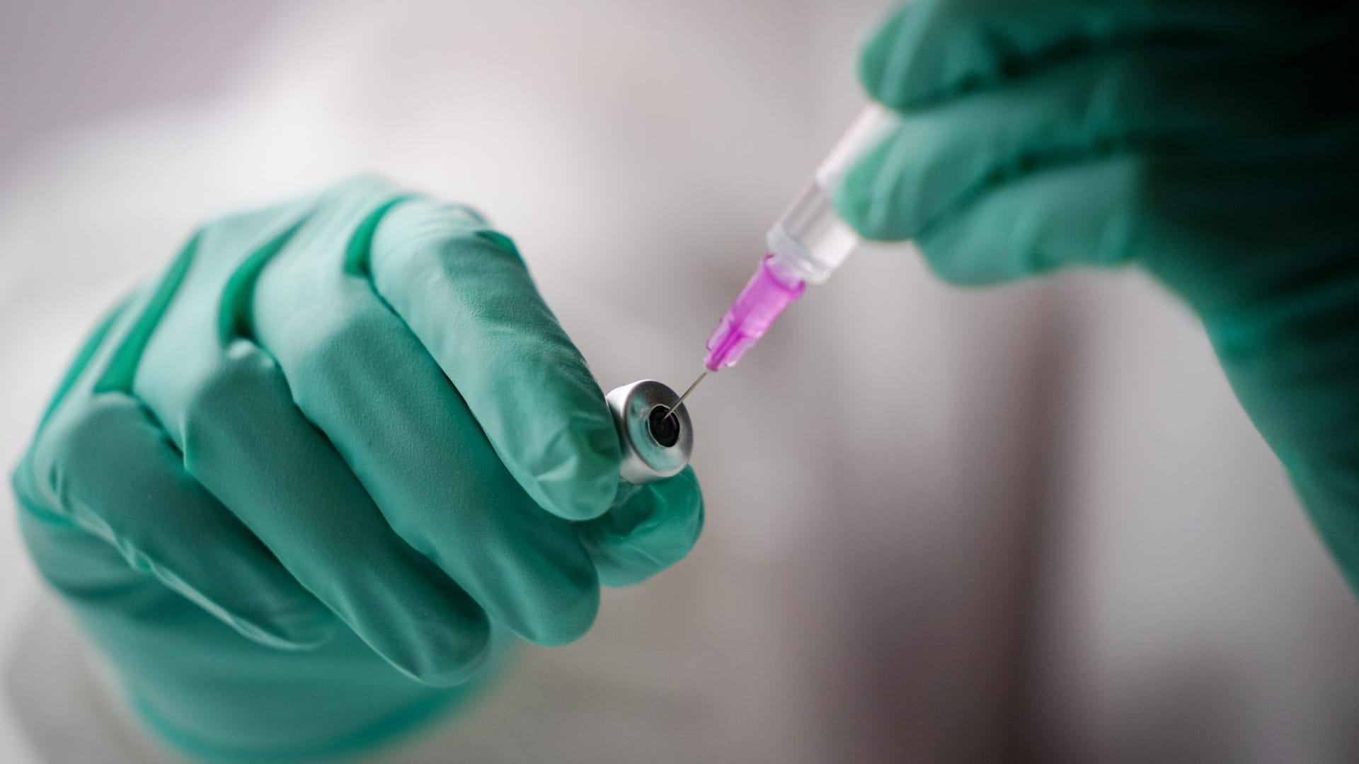 Impfpflicht in Gesundheits- und Pflegeeinrichtungen (Symbolbild): Bis zum 15. März mussten Beschäftigte den Impfschutz nachweisen, viele taten es jedoch nicht. Impfpflicht in Gesundheits- und Pflegeeinrichtungen (Symbolbild): Bis zum 15. März mussten Beschäftigte den Impfschutz nachweisen, viele taten es jedoch nicht.