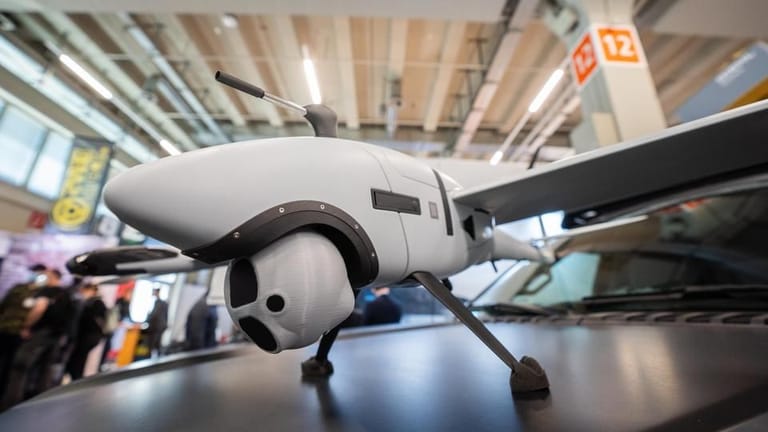 Deutsche Drohne für die Ukraine: Quantum Systems aus München hatte seine Vector-Spähdrohne gerade erst vorgestellt, nun ist das "Vector"-Modell Teil von Lieferungen von Militärgerät an das Land.