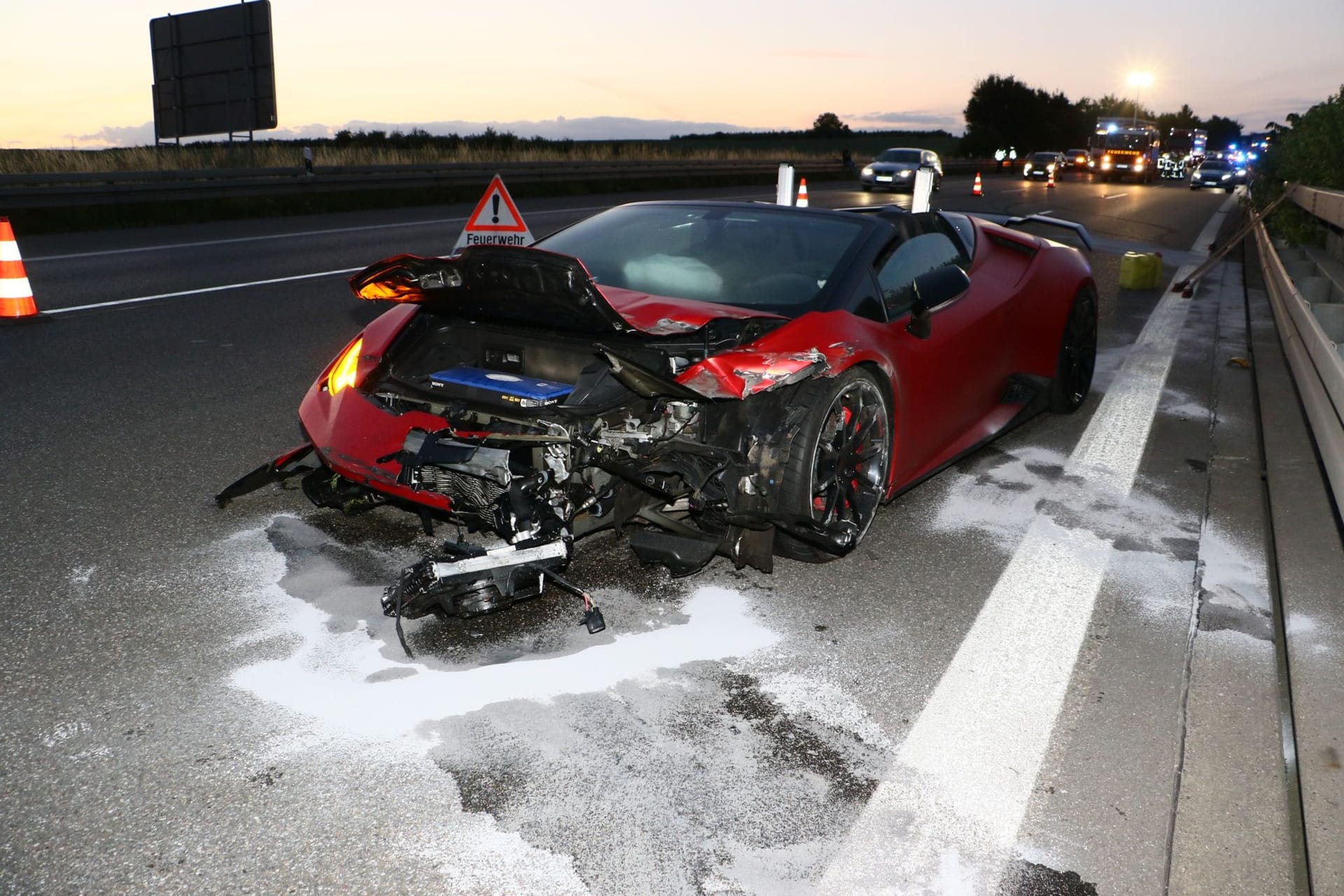 Der Sportwagen nach dem Unfall: Am Lamborghini entstand Totalschaden.