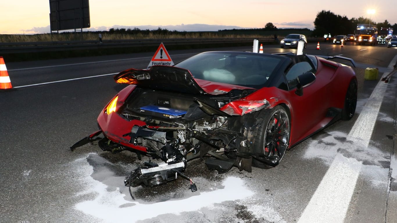 Der Sportwagen nach dem Unfall: Am Lamborghini entstand Totalschaden.