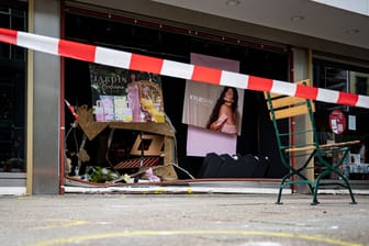 Die beschädigte Ladenfront nahe der Gedächtniskirche: Hier war am Mittwoch ein 29-Jähriger in die Schülergruppe gefahren.