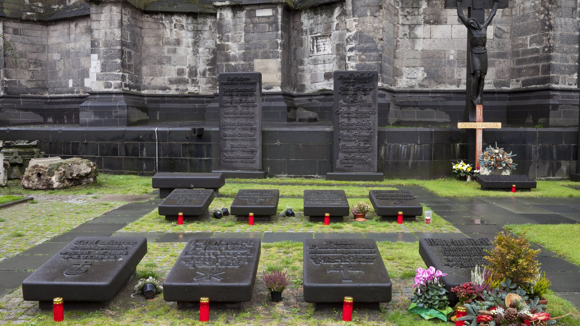 Der Kölner Domherrenfriedhof: Auch wenn hier nur Männer liegen, soll er genderneutral umbenannt werden.