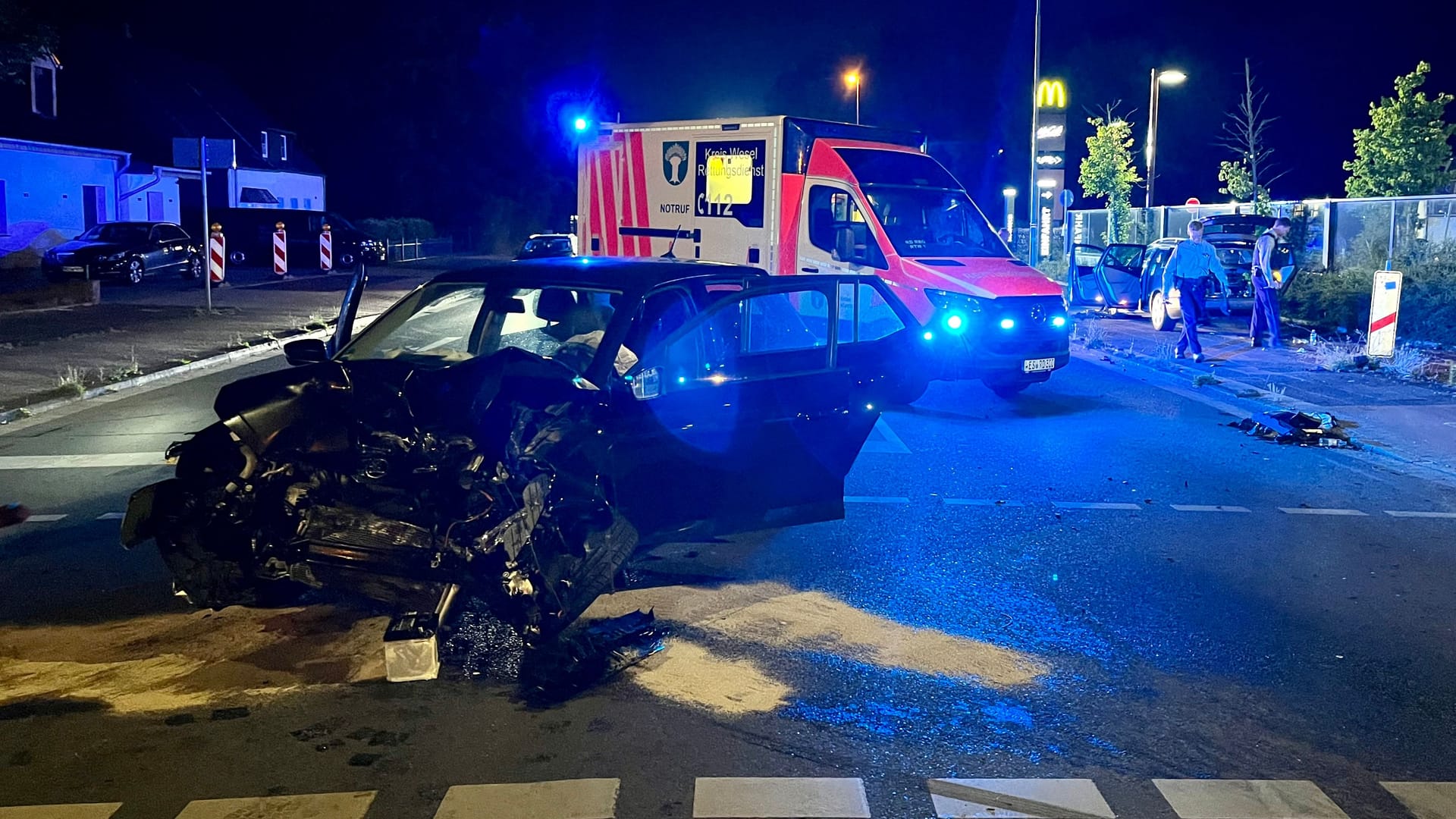 Die Unfallstelle in Moers: Alle Personen konnten sich nach dem Zusammenstoß selbstständig befreien. Die Unfallstelle in Moers: Alle Personen konnten sich nach dem Zusammenstoß selbstständig befreien.