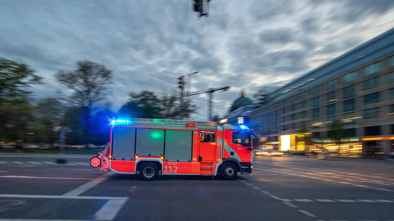 Ein Löschfahrzeug der Berliner Feuerwehr im Einsatz (Symbolbild): Dutzende Kräfte waren im Einsatz.