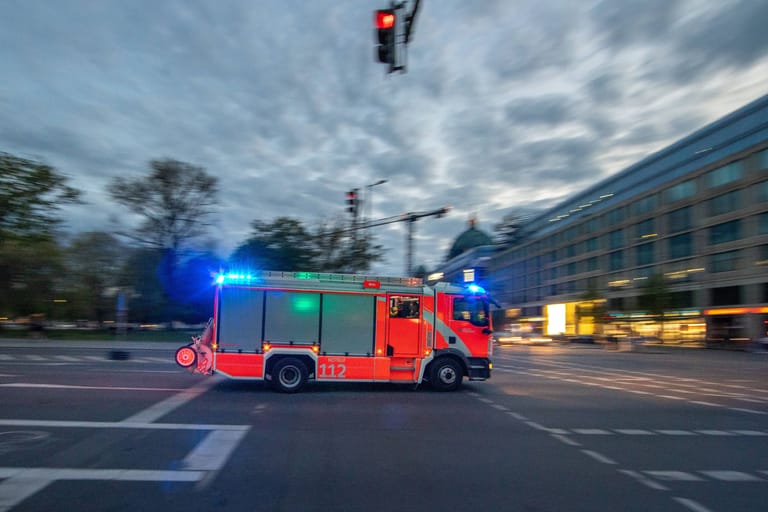 Ein Löschfahrzeug der Berliner Feuerwehr im Einsatz (Symbolbild): Dutzende Kräfte waren im Einsatz.
