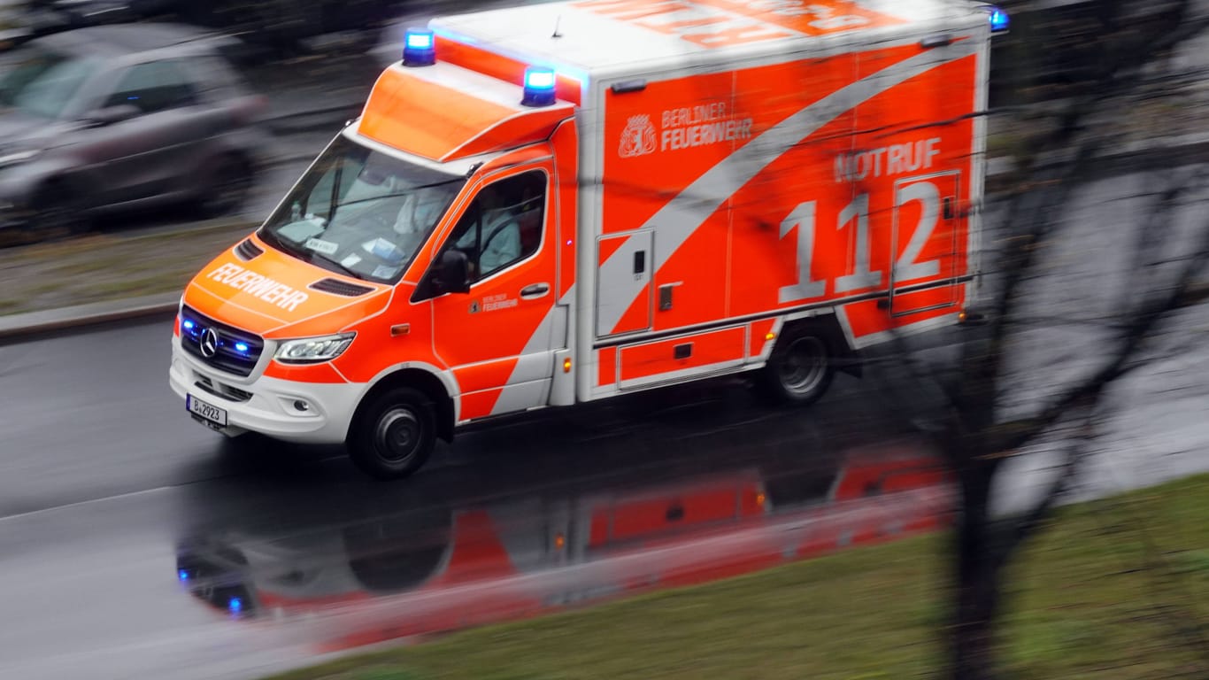 Ein Rettungswagen im Einsatz (Symbolbild): Der Mann wurde ins Krankenhaus gebracht.