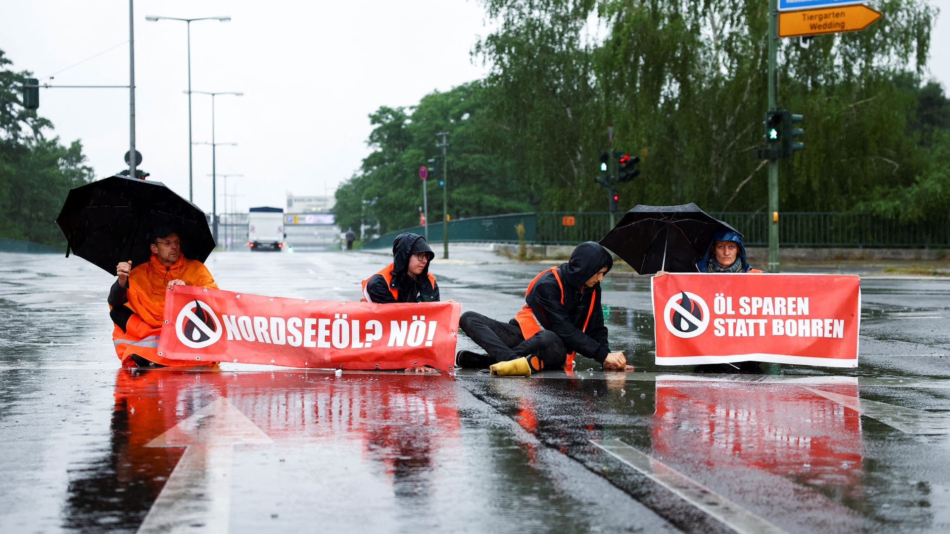 Aktivisten der Gruppe "Letzte Generation" blockieren eine Straße: Schon in der Vergangenheit hatten sie für Stau und Frust bei Autofahrern gesorgt.