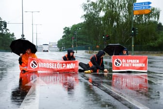 Aktivisten der Gruppe "Letzte Generation" blockieren eine Straße: Schon in der Vergangenheit hatten sie für Stau und Frust bei Autofahrern gesorgt.