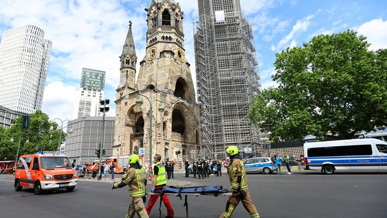 Rettungskräfte vor der Gedächtniskirche in Berlin: Die Polizei ermittelt zu den Hintergründen.
