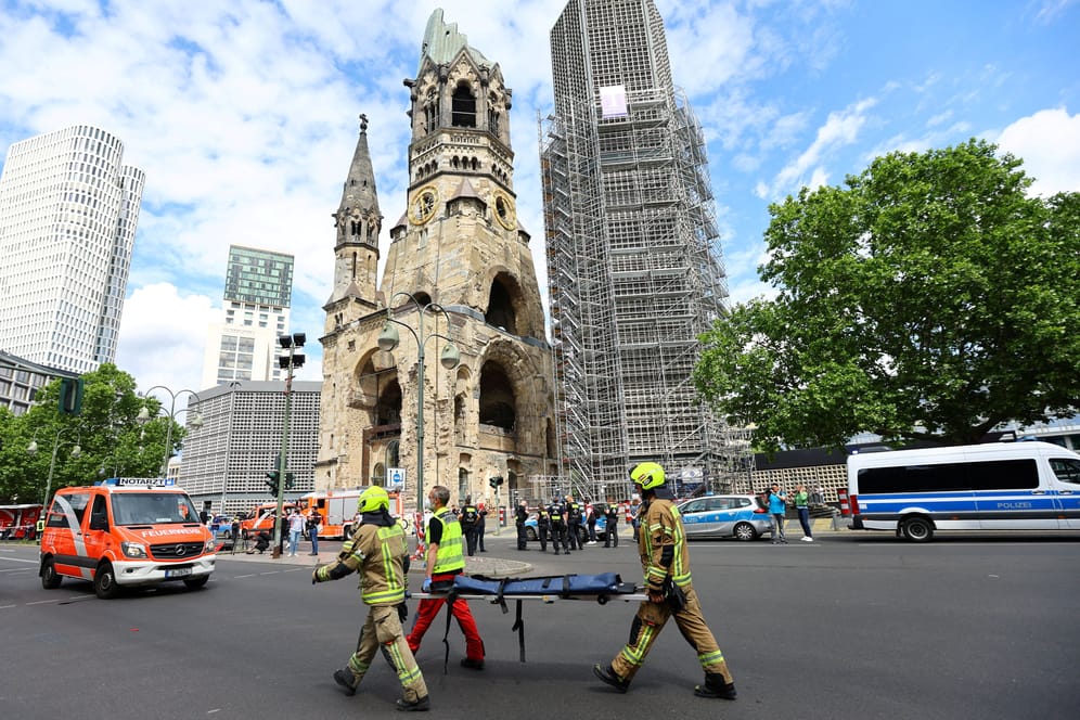 Rettungskräfte vor der Gedächtniskirche in Berlin: Die Polizei ermittelt zu den Hintergründen.