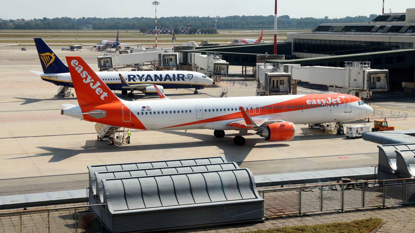 Zwei Flieger der Fluggesellschafter Easyjet und Ryanair (Symbolbild): Mitarbeitende beider Airlines treten in einen Streik.