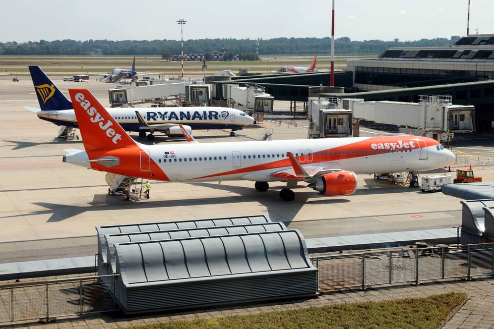 Zwei Flieger der Fluggesellschafter Easyjet und Ryanair (Symbolbild): Mitarbeitende beider Airlines treten in einen Streik.