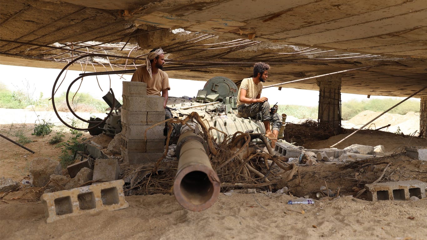Kämpfer im Jemen (Archivbild): Die deutschen Ex-Soldaten wollten in das Kriegsgeschehen eingreifen.