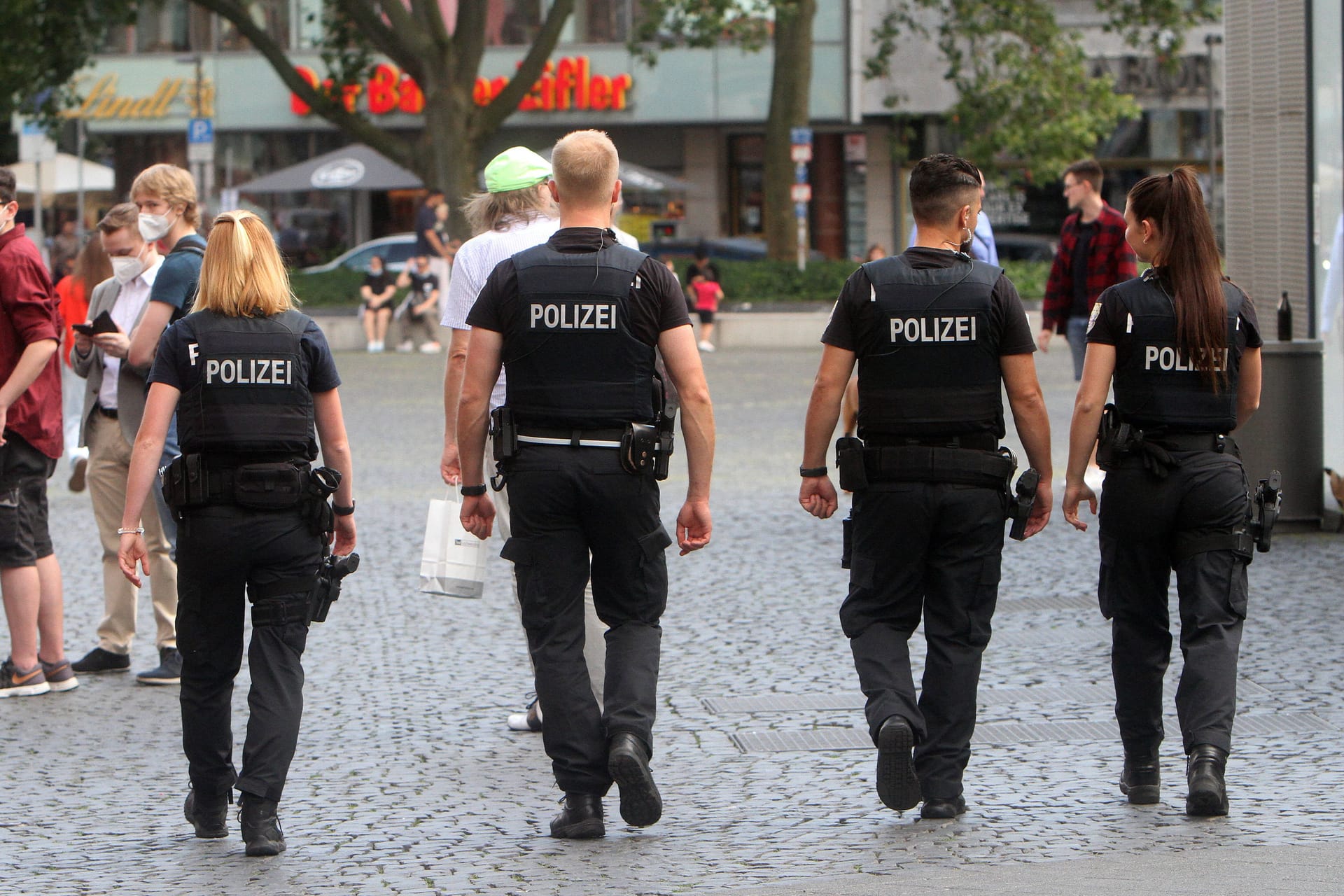 Polizisten auf Streife (Symbolbild): Der Mann meldete sich selbständig bei einer Dienststelle.