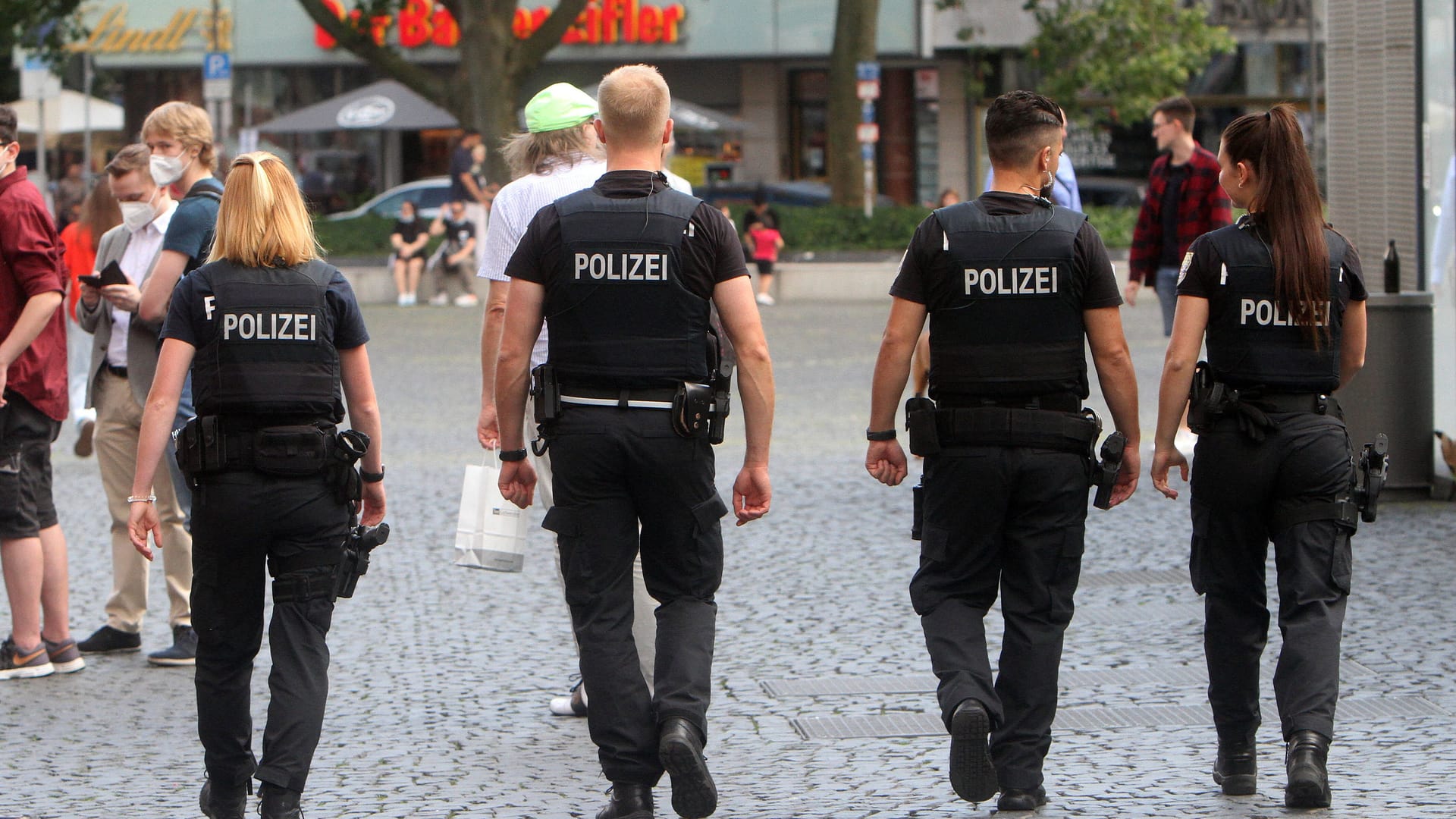 Polizisten auf Streife (Symbolbild): Der Mann meldete sich selbständig bei einer Dienststelle.