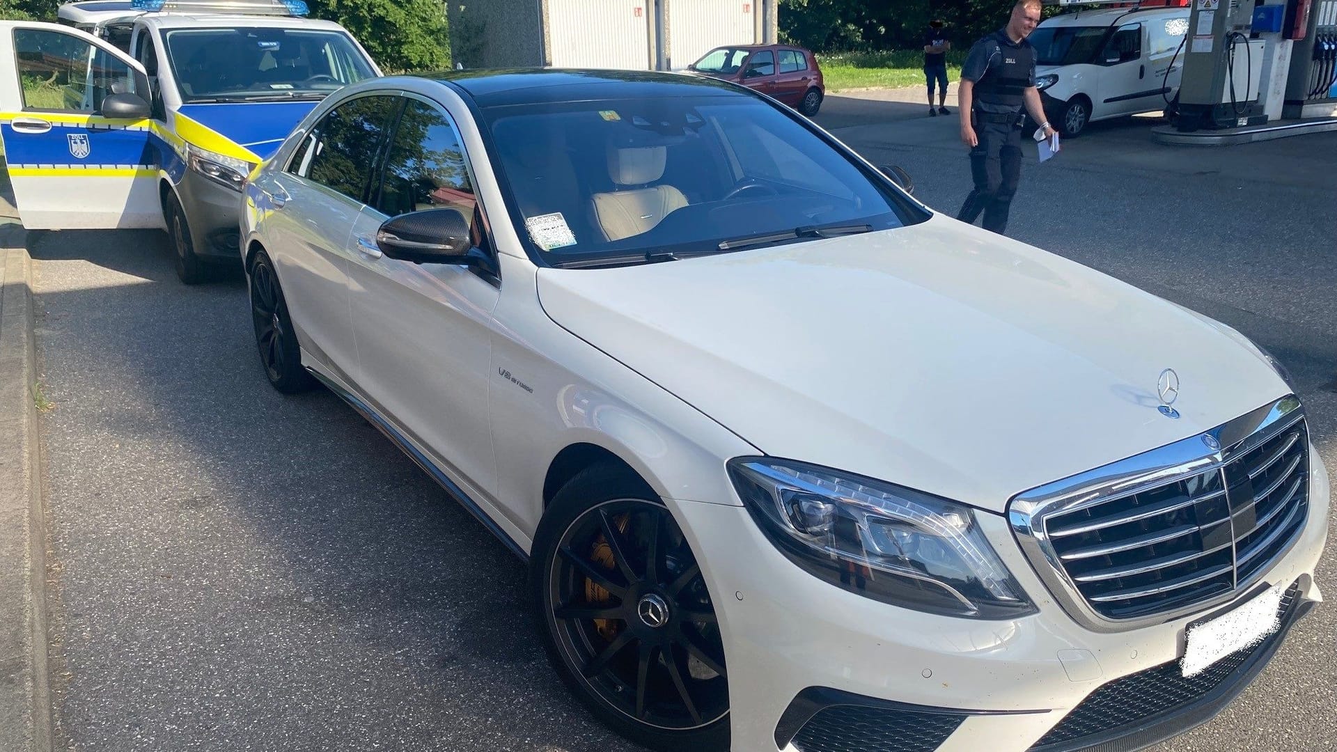 Der Mercedes-Benz AMG wurde von den Zollbeamten beschlagnahmt.