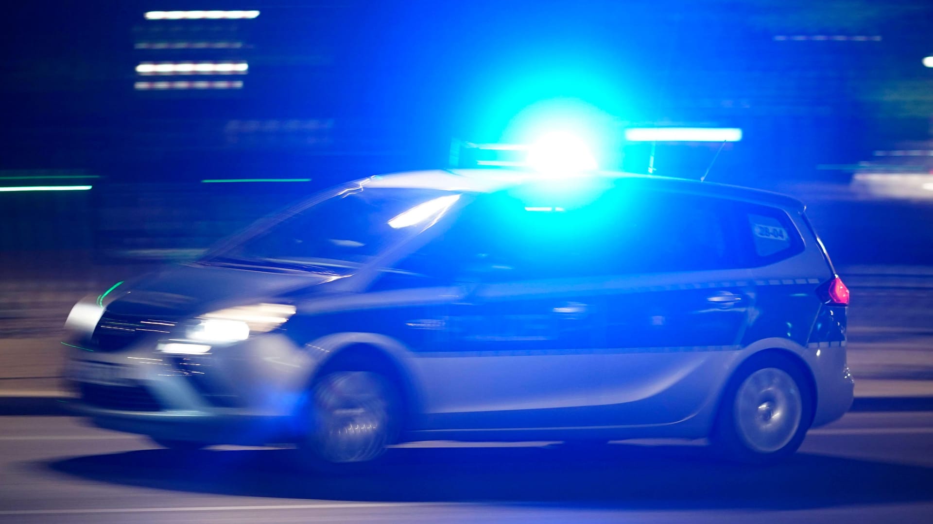 Ein Polizeiauto bei einer Einsatzfahrt (Symbolfoto): Wieder mussten die Essener Einsatzkräfte zu einer Massenprügelei ausrücken.