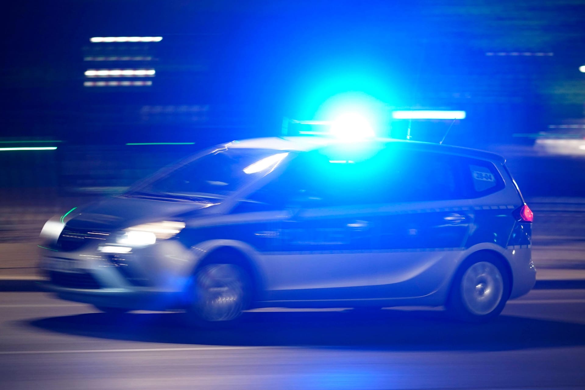 Ein Polizeiauto bei einer Einsatzfahrt (Symbolfoto): Wieder mussten die Essener Einsatzkräfte zu einer Massenprügelei ausrücken.