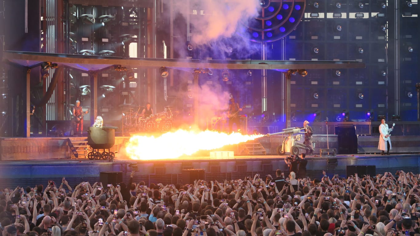 Ein Bild, dass sinnbildlich für die Show von Rammstein steht: Sänger Till Lindemann schießt mit einem Flammenwerfer auf einen Topf, in dem sich Keyboarder Flake Lorenz versteckt.
